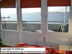 Schlafzimmer in der Nordsee-Ferienwohnung in Bremerhaven mit Blick auf die Weser, Nordsee, Havenwelten, Schifffahrtsmuseum - www.ferienwohnung-in-bremerhaven.de