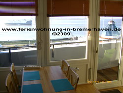 Wohn- / Esszimmer in der Nordsee-Ferienwohnung in Bremerhaven mit Blick auf die Weser, Nordsee, Havenwelten, Schifffahrtsmuseum - www.ferienwohnung-in-bremerhaven.de