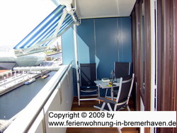 Balkon in der Nordsee-Ferienwohnung in Bremerhaven mit Blick auf die Weser, Nordsee, Havenwelten, Schifffahrtsmuseum - www.ferienwohnung-in-bremerhaven.de