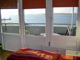 Ausblick aus dem Schlafzimmer der Ferienwohnung auf die Weser in Bremerhaven - www.ferienwohnung-in-bremerhaven.de