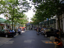 Außerhalb des Columbus Center ist auf den Einkaufsstraßen in Bremerhaven immer eine Menge los - www.ferienwohnung-in-bremerhaven.de