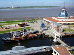 Blick rechts vom Balkon der Ferienwohnung in Bremerhaven auf das Mediterraneo, dem Atlantic Hotel Sail City - www.ferienwohnung-in-bremerhaven.de