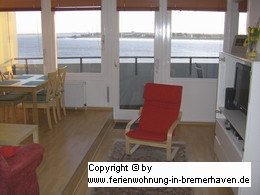Wohn- / Esszimmer in der Nordsee-Ferienwohnung in Bremerhaven mit Blick auf die Weser, Nordsee, Havenwelten, Schifffahrtsmuseum - www.ferienwohnung-in-bremerhaven.de