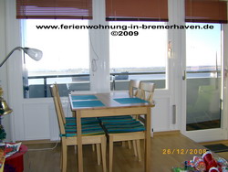 Wohn- / Esszimmer in der Nordsee-Ferienwohnung in Bremerhaven mit Blick auf die Weser, Nordsee, Havenwelten, Schifffahrtsmuseum - www.ferienwohnung-in-bremerhaven.de