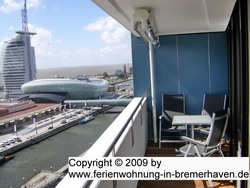 Balkon in der Nordsee-Ferienwohnung in Bremerhaven mit Blick auf die Weser, Nordsee, Havenwelten, Schifffahrtsmuseum - www.ferienwohnung-in-bremerhaven.de