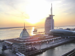 Ausblick aus der Ferienwohnung auf das Mediterraneo, das Klimahaus, das Atlantic Hotel Sail City und die Nordsee in Bremerhaven - - www.ferienwohnung-in-bremerhaven.de