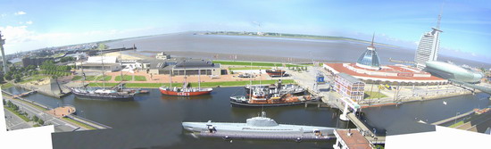 Ausblick aus der Ferienwohnung auf Weser, Nordsee, Schifffahrtsmuseum und Havenwelten in Bremerhaven - www.ferienwohnung-in-bremerhaven.de