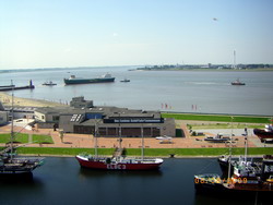 Blick geradeaus vom Balkon der Ferienwohnung in Bremerhaven zum Schiffahrtsmuseum, die Deichpromenade und auf die Weser - www.ferienwohnung-in-bremerhaven.de