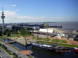 Blick links vom Balkon der Ferienwohnung in Bremerhaven zum Fernsehturm, Spielplatz, Strandbad, Weser, Schifffahrtsmuseum und dem Hafen - www.ferienwohnung-in-bremerhaven.de