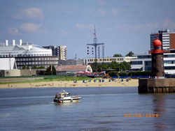 Blick von der Weser in Bremerhaven auf die Hafeneinfahrt zum alten Hafen und auf den Stadtstrand - www.ferienwohnung-in-bremerhaven.de