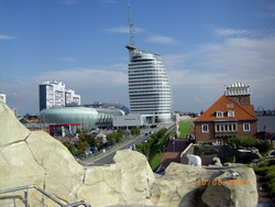 Die Tiergrotten bzw. der Zoo am Meer bieten für Groß und Klein eine Menge. Blick aus dem Zoo zum Klimahaus, dem Columbus Center und dem Atlantic Hotel Sail City - www.ferienwohnung-in-bremerhaven.de